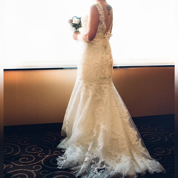 Dresses & Skirts - Elegant White Lace Wedding Dress